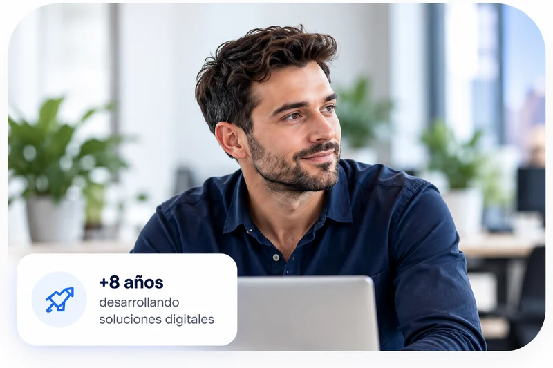 Profesional trabajando en un portátil, con el mensaje de más de ocho años desarrollando soluciones digitales